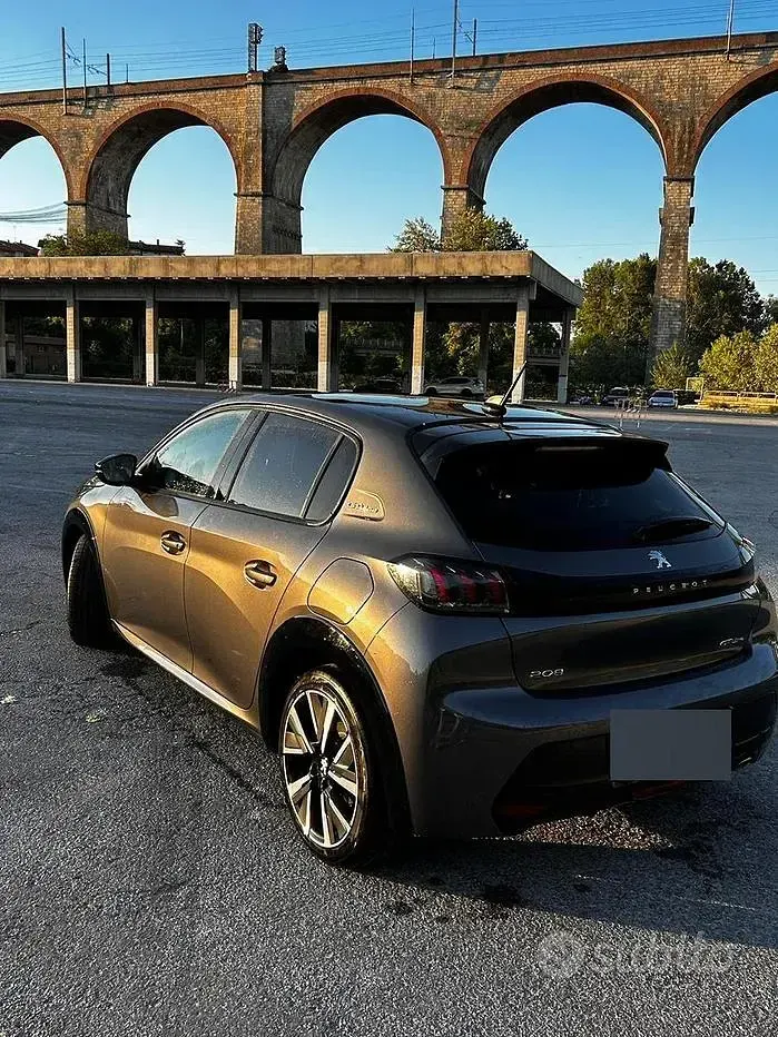 Usata Peugeot 208 GT-line 101 CV (74 kW) 2020 Grigio Utilitaria