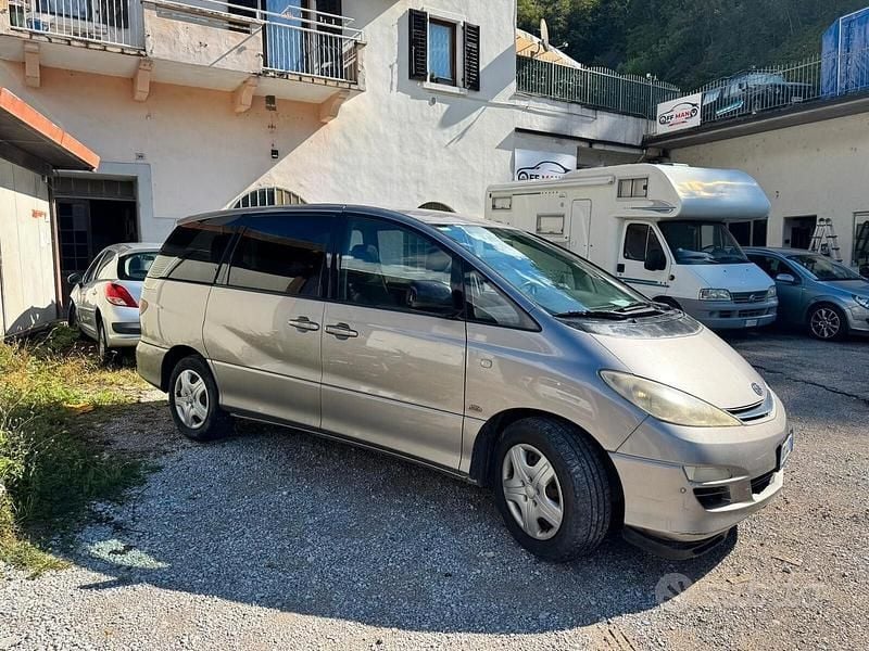 Usata Toyota Previa 115 CV (84 kW) 2004 Marrone Monovolume