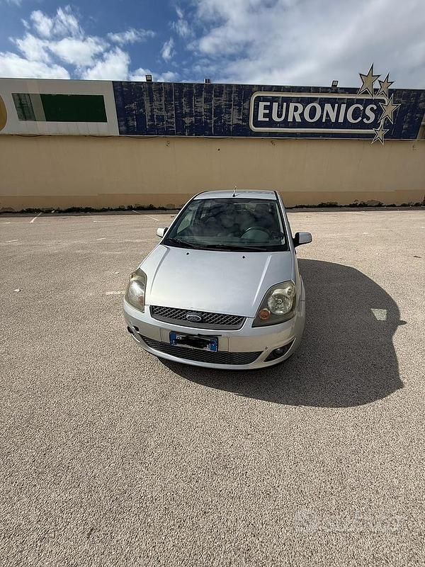 Usata Ford Fiesta 2006 Grigio Berlina