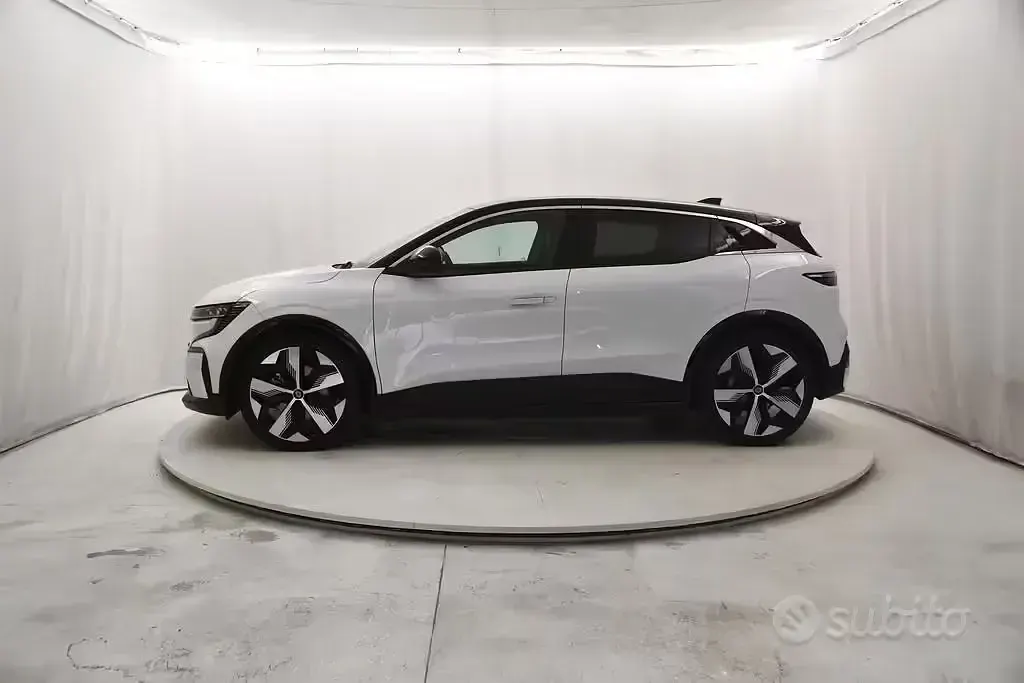 Begagnad Renault Megane E-Tech Techno 160 kW (218 HK) 2023 Vit Sedan