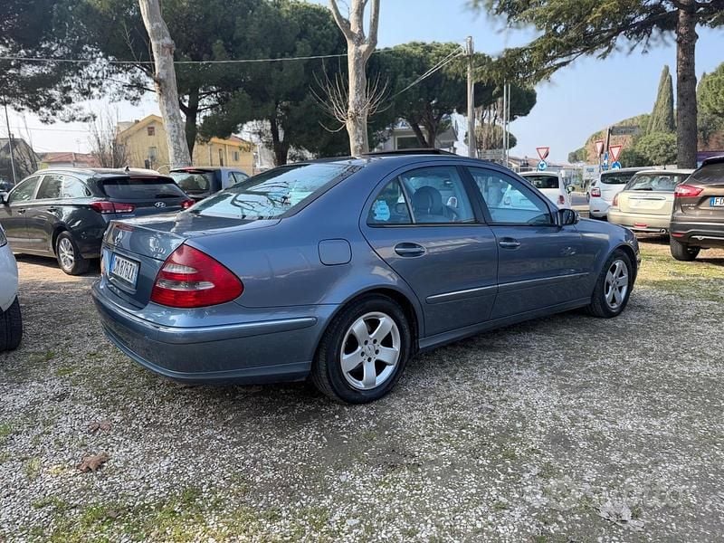 Usata Mercedes E220 Avantgarde 149 CV (109 kW) 2004 Blu Berlina