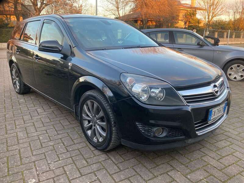 Nero Usata 2011 Opel Astra Enjoy Station wagon | 4390 € (Buon prezzo) - Immagine 1/4