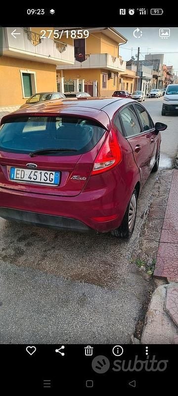 Begagnad Ford Fiesta 2011 Röd Halvkombi