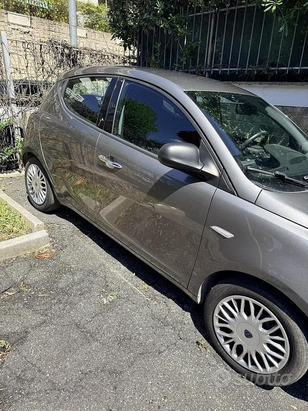 Usata Lancia Ypsilon Silver 95 CV (69 kW) 2016 Grigio Utilitaria
