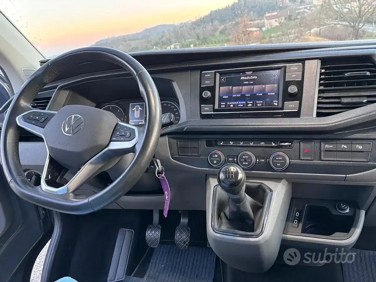 Usata VW Caravelle 150 CV (110 kW) 2023 Grigio Furgone