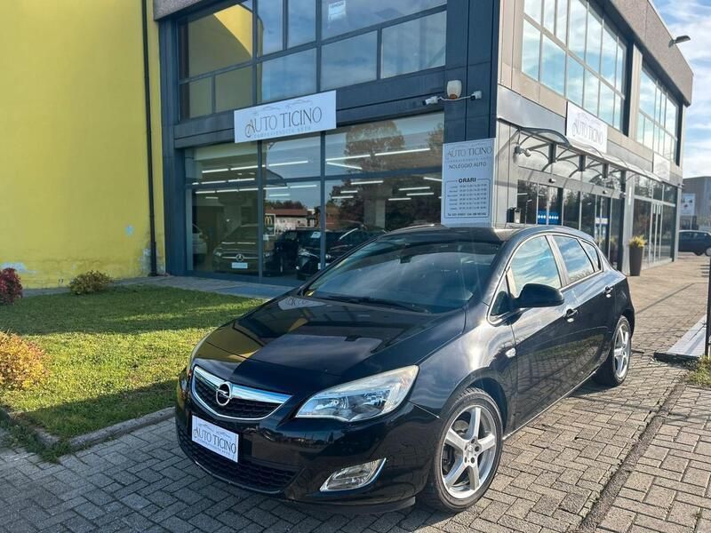Nero Usata 2011 Opel Astra Cosmo Tre volumi | 3500 € (Buon prezzo) - Immagine 1/4