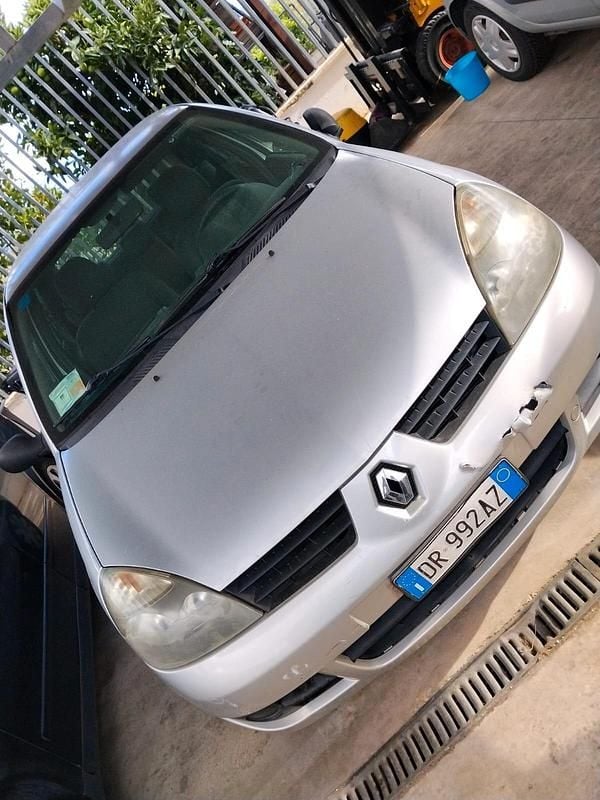 Grigio Usata 2008 Renault Clio II Berlina | 1700 € (Ottimo prezzo) - Immagine 1/4