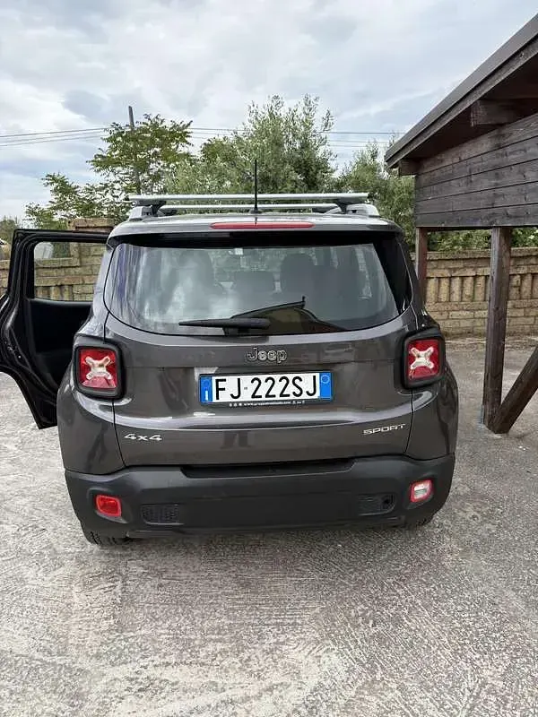 Begagnad Jeep Renegade Sport 120 HK (88 kW) 2017 Grå SUV