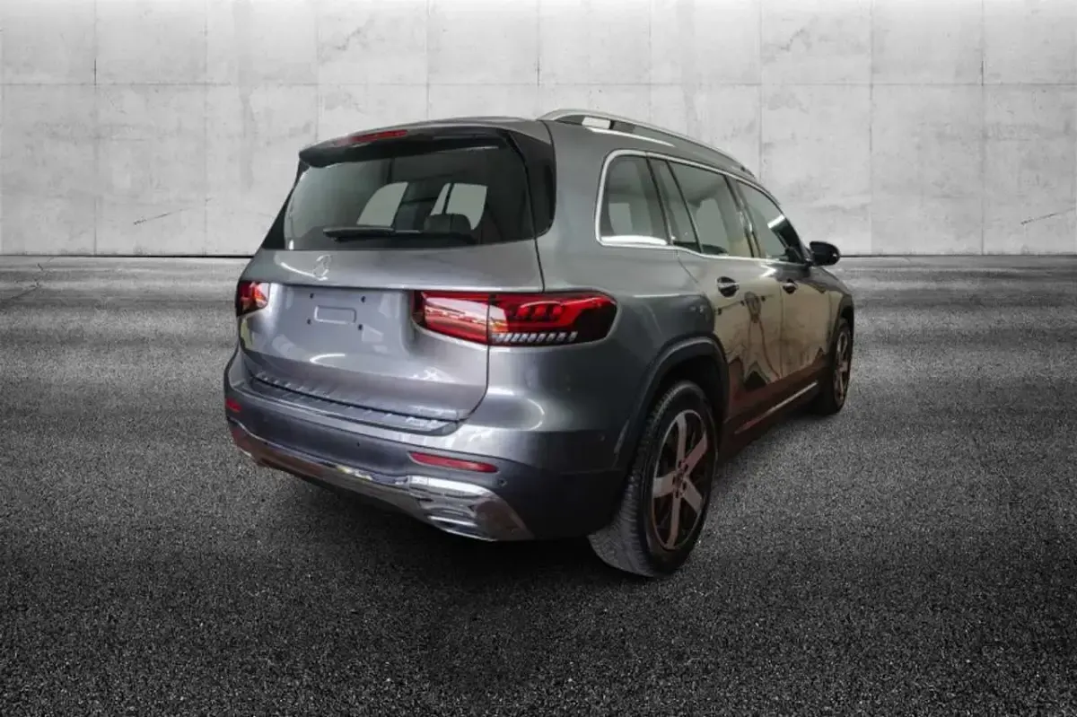 Usata Mercedes GLB180 116 CV (85 kW) 2023 Grigio SUV