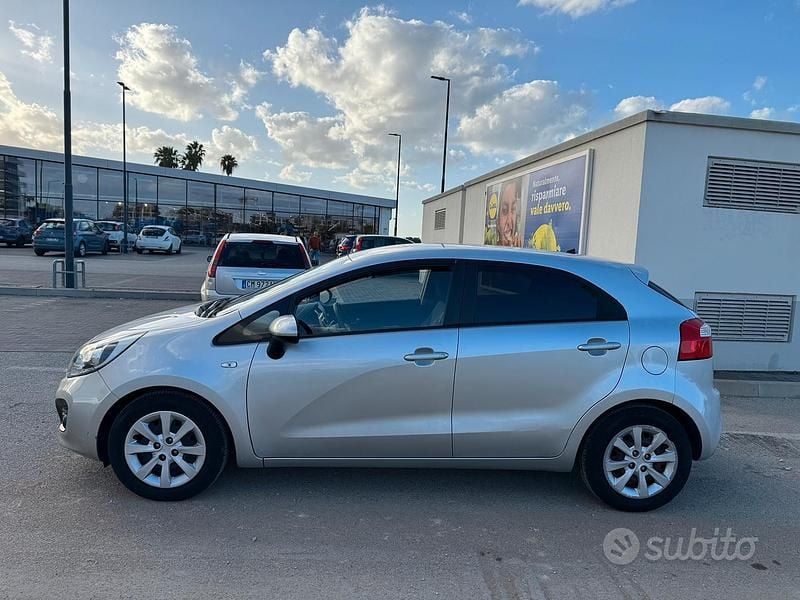Usado Kia Rio 85 HP (62 kW) 2011 Sedan