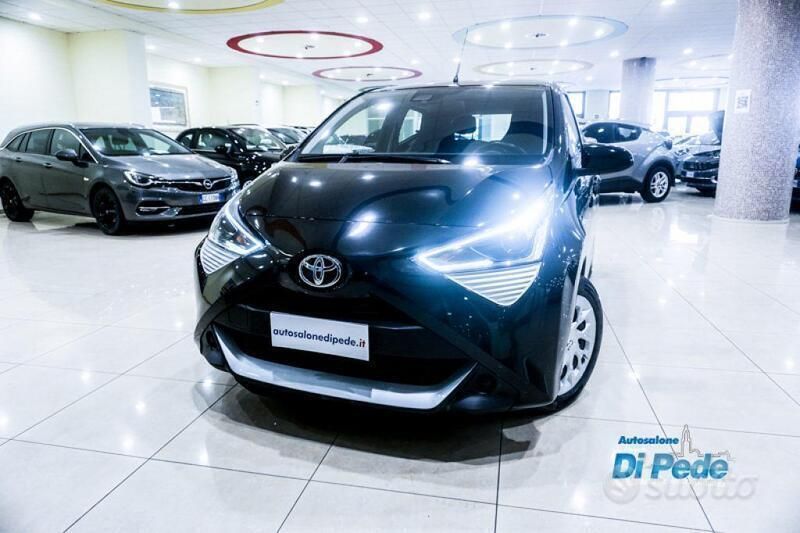 Nero Usata 2021 Toyota Aygo Connect Style Due volumi | 11.900 € (Buon prezzo) - Immagine 1/4