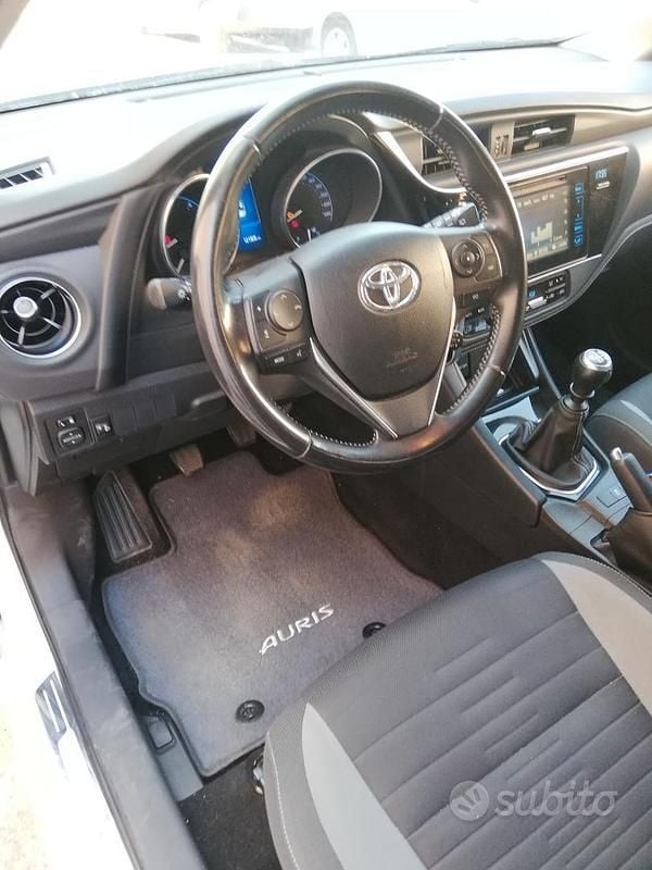 Usata Toyota Auris 132 CV (97 kW) 2016 Bianco Berlina