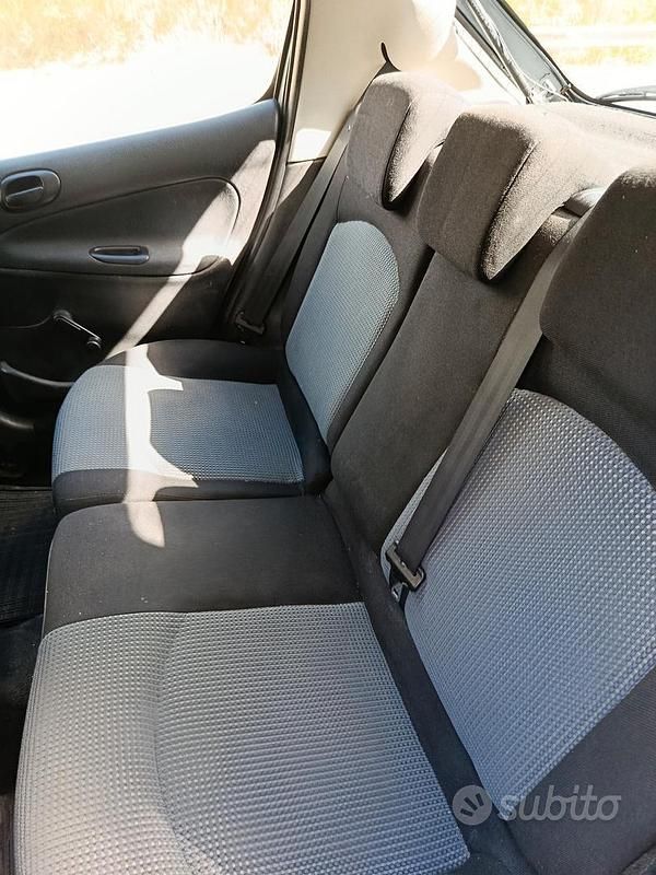 Usata 2006 Peugeot 206 Tre volumi | 2300 € (Buon prezzo) - Immagine 1/4