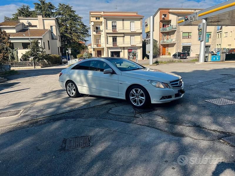 Usata Mercedes E220 170 CV (125 kW) 2011 Bianco Coupé