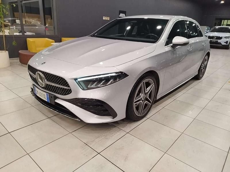 Argento Usata 2023 Mercedes A180 AMG Line Premium Berlina | 29.950 € (Super prezzo) - Immagine 1/4