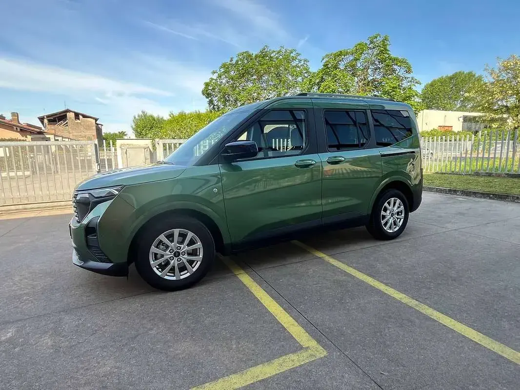 Usata Ford Tourneo Courier Titanium 125 CV (91 kW) 2025 Verde Monovolume