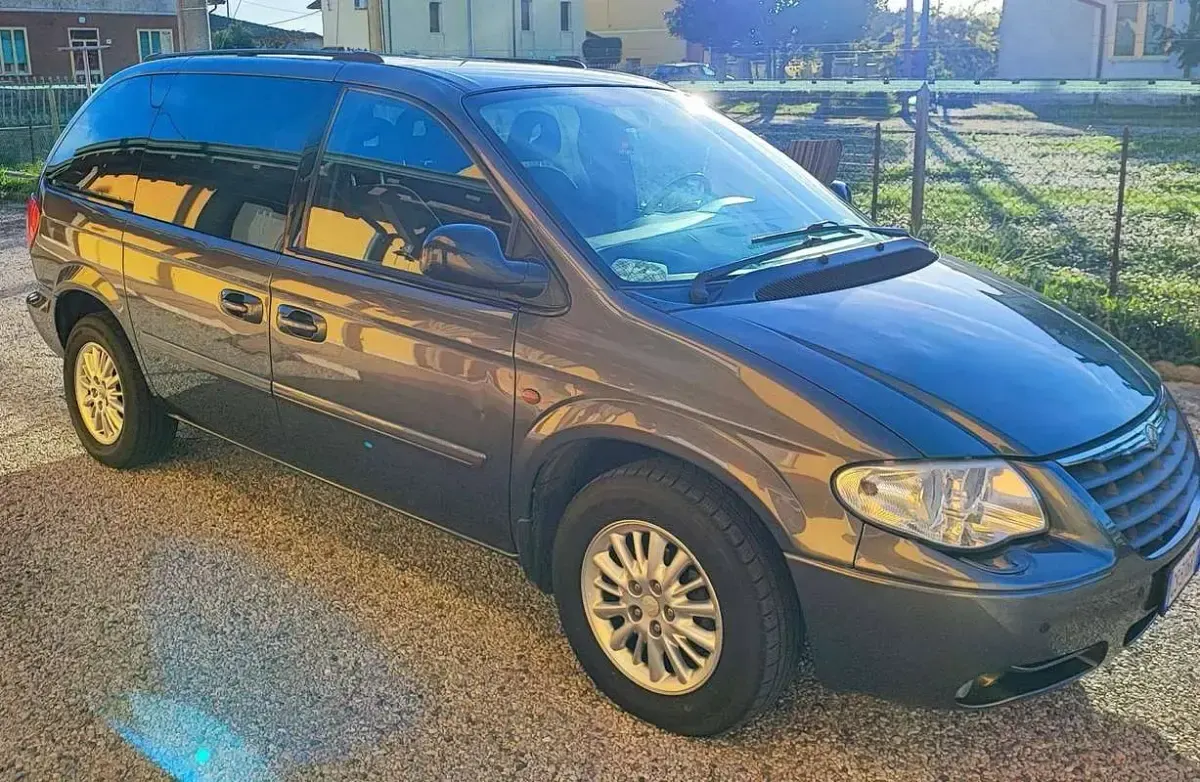 Usata Chrysler Voyager 141 CV (103 kW) 2004 Monovolume