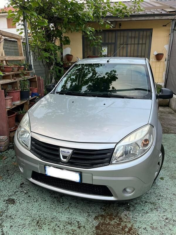 Usata 2010 Dacia Sandero Due volumi | 3700 € (Buon prezzo) - Immagine 1/4