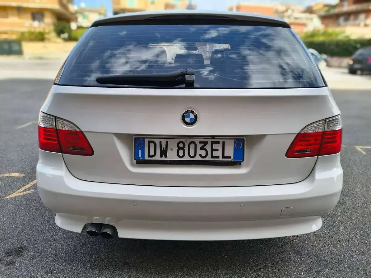 Begagnad BMW 525 197 HK (144 kW) 2009 Vit Kombi