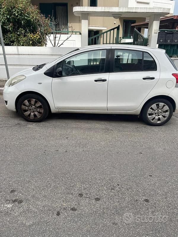 Usata Toyota Yaris 69 CV (50 kW) 2009 Bianco Utilitaria