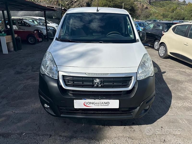 Gebraucht Peugeot Partner Tepee Access 99 PS (72 kW) 2017 Weiß Van / Kleinbus