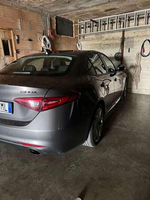 Usata Alfa Romeo Giulia 160 CV (117 kW) 2021 Grigio Berlina