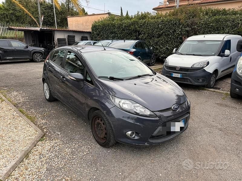 Usata Ford Fiesta Titanium 82 CV (60 kW) 2012 Grigio Utilitaria