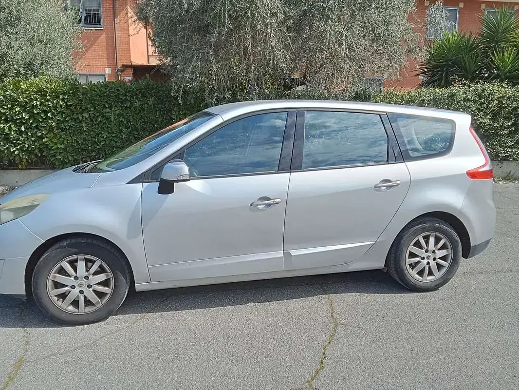 Usata Renault Scénic III Luxe 131 CV (96 kW) 2010 Grigio Monovolume