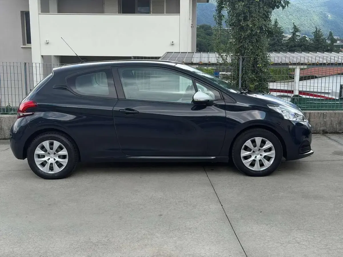 Usata Peugeot 208 Active 68 CV (50 kW) 2018 Blu original Utilitaria