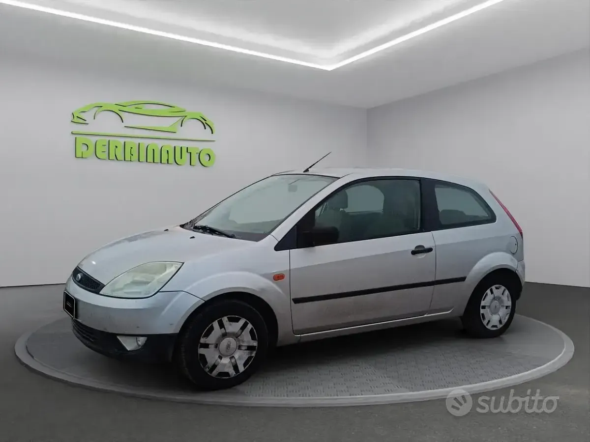 Usata Ford Fiesta Ghia 68 CV (50 kW) 2004 Grigio Utilitaria