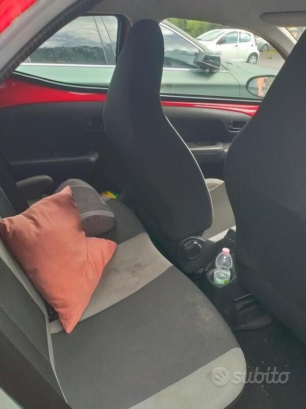 Usata Toyota Aygo 72 CV (52 kW) 2018 Rosso Utilitaria