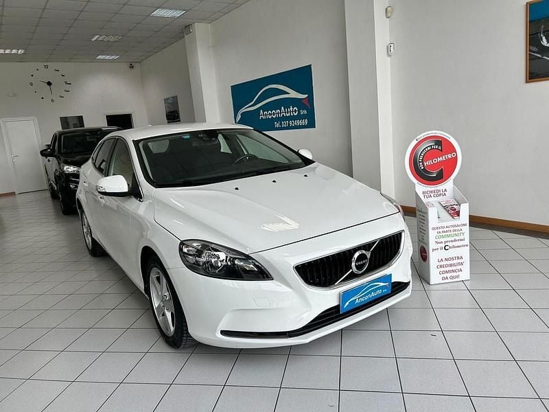 Usata Volvo V40 119 CV (87 kW) 2017 Bianco Berlina