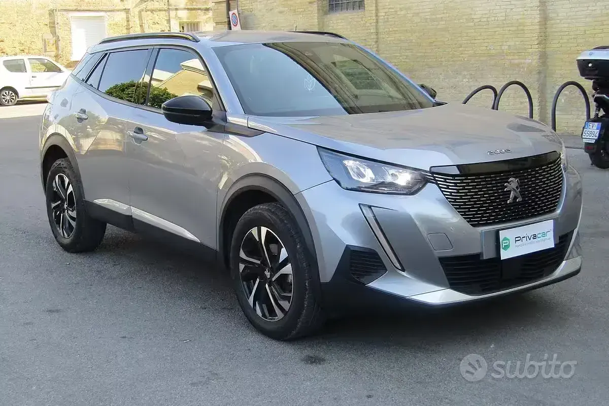 Usata Peugeot 2008 Allure 100 CV (73 kW) 2023 Grigio SUV
