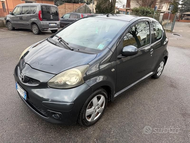 Gebraucht Toyota Aygo 68 PS (50 kW) 2007 Grau Kleinwagen