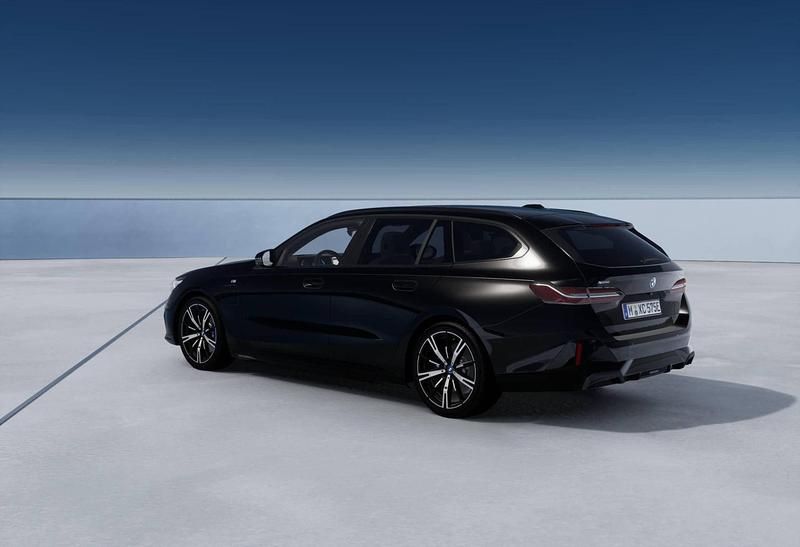 Nuova BMW 530e M Sport 190 CV (139 kW) 2025 Black sapphire Station wagon