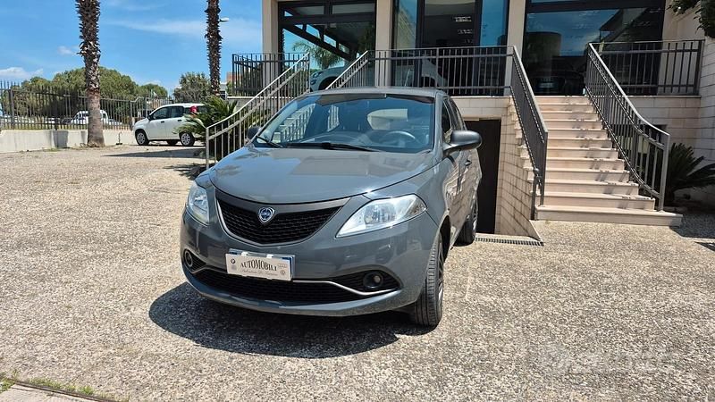 Usata Lancia Ypsilon 85 CV (62 kW) 2018 Grigio Utilitaria