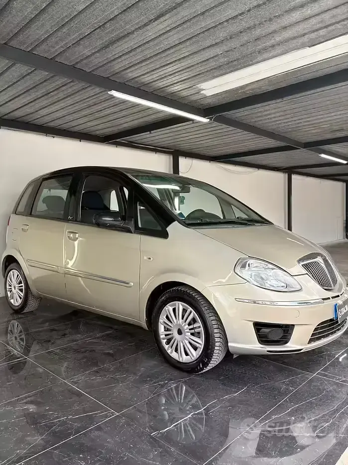 Usata Lancia Musa 95 CV (69 kW) 2011 Grigio Monovolume