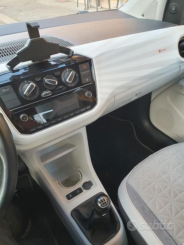 Usata VW up! Beats 60 CV (44 kW) 2018 Bianco Utilitaria
