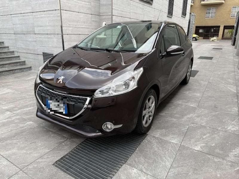 Marrone Usata 2013 Peugeot 208 Access Due volumi | 4800 € (Buon prezzo) - Immagine 1/4