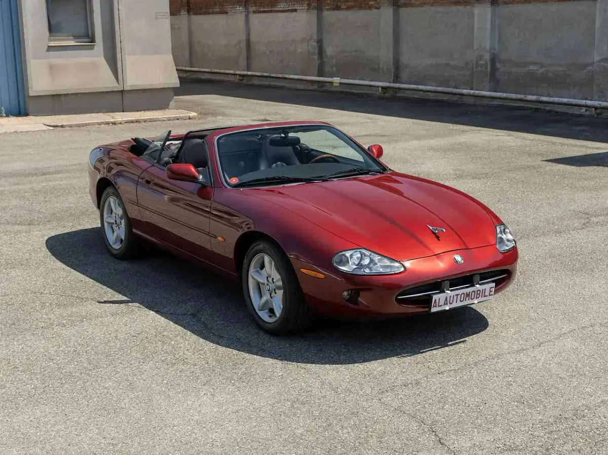 Usata Jaguar XK8 284 CV (208 kW) 1998 Carnival red Cabrio