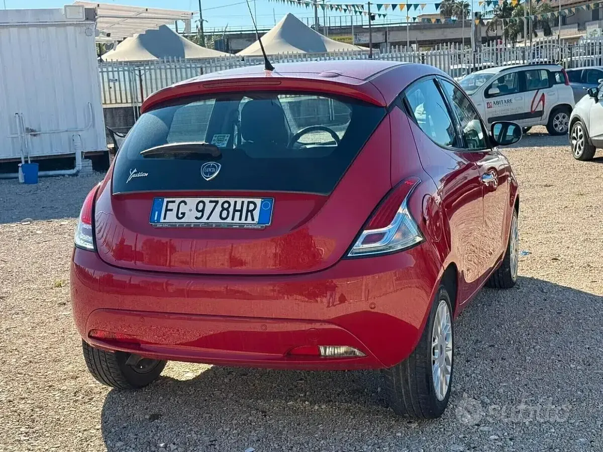 Usata Lancia Ypsilon Platinum 69 CV (50 kW) 2017 Rosso Utilitaria