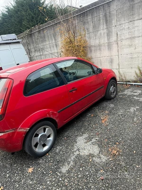 Usata Ford Fiesta 68 CV (50 kW) 2004 Rosso Utilitaria