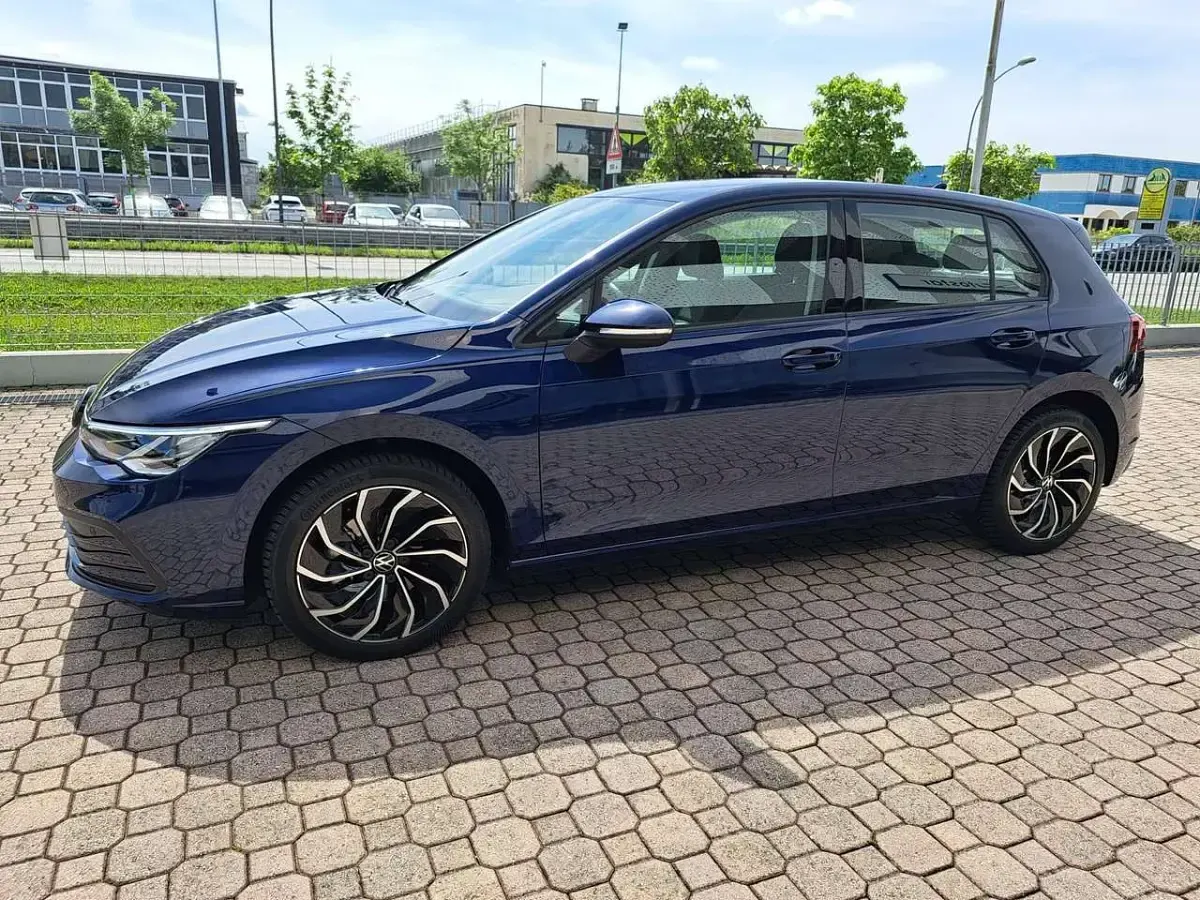 Usata VW Golf VIII Life 110 CV (80 kW) 2023 Blu/azzurro Berlina