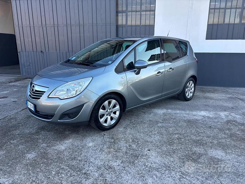 Grigio Usata 2010 Opel Meriva Monovolume | 3200 € (Buon prezzo) - Immagine 1/4