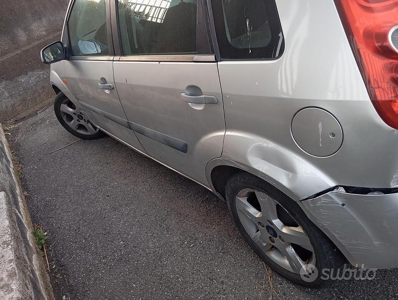 Usata Ford Fiesta 68 CV (50 kW) 2006 Grigio Utilitaria