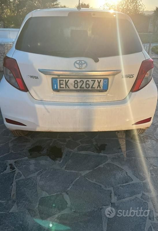 Usata Toyota Yaris 99 CV (72 kW) 2012 Bianco Utilitaria