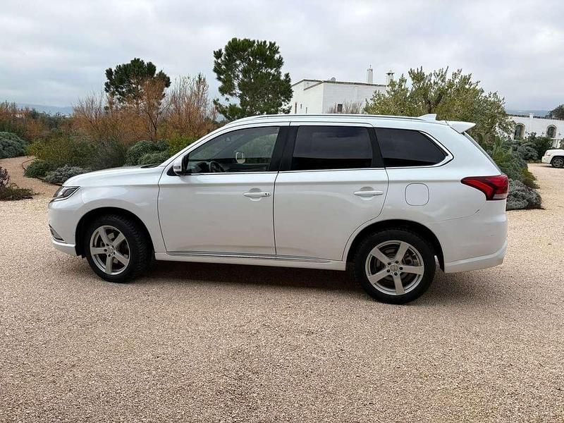 Usata Mitsubishi Outlander P-HEV Instyle 135 CV (99 kW) 2019 Bianco SUV