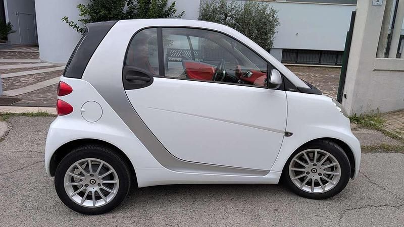 Bianco Usata 2010 Smart ForTwo Coupé Passion Due volumi | 8000 € (Molto cara) - Immagine 1/4