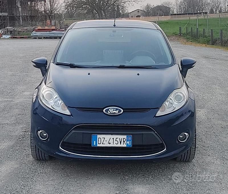 Usata Ford Fiesta Titanium 96 CV (70 kW) 2010 Blu Utilitaria