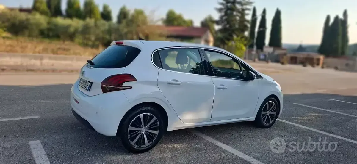 Usata Peugeot 208 Allure 75 CV (55 kW) 2018 Bianco Utilitaria